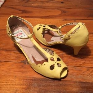 Yellow pumps 7